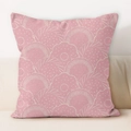 Cojín decorativo rosa con patrones florales blancos abstractos sobre un sofá de color beige - Estilo Floral Abstracto Rosa Claro (HMDS64-2)