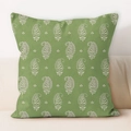 Cojín decorativo cuadrado verde con estampado paisley sobre un sofá beige para el hogar - Estilo Paisley Verde Hierba (HMDS64-3)