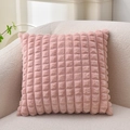 Federa per cuscino rosa a scacchi in pelliccia sintetica su un divano bianco - Solo Fodera / Rosa