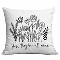 Housse de coussin carrée blanche avec illustration florale noire et texte Yes they are all mine - Style Maman Entourée de Fleurs (CDR317-15) / 45x45CM (Sans Noyau)