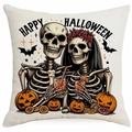 Detailansicht eines quadratischen Halloween-Kissenbezugs mit Skelettaufdruck und Grafiken - Halloween Kürbis Cocktail Skelett (DYM325-3)