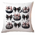 Detalle de funda de cojín de Halloween con calabazas rosas y lazos negros sobre fondo blanco - Lazo de Calabaza de Halloween Coquette (CDR327-19) / 45x45cm de Una Sola Cara Sin Relleno