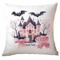 Detail von rosa Halloween-Schloss und Fledermaus-Illustration mit Ghoulish Treats Text - 45x45cm Einseitiger Druck / Rosa Schloss (CDR337-4)