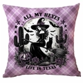 Federa cuscino Halloween con strega e scritta All my hexes live in Texas su fondo viola - Strega sulla Scopa (DYM338-1) / 45*45cm (Senza Inserto)
