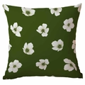 Dettaglio della fodera per cuscino verde scuro con motivo floreale bianco e trama di tessuto - 45*45cm Monofacciale Senza Nucleo / Stile Fiore Bianco Verde Scuro(CDR341-1)