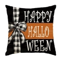 Detail eines quadratischen Halloween-Kissenbezugs mit Karoschleife und Halloween-Druck - Happy Halloween Buchstabendruck (DYM356-1)