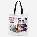 Dettaglio della borsa in tela bianca con stampa panda e testo Every Day Is Cheat Day - Stile Every Day Is Cheat Day (FBDT08-2)