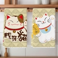 Detail von zwei Maneki-neko Mikrofasertüchern an einem Holzregal in einer Küche - MJBT65-5 Glückskatze Stil / 40x60cm