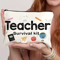 Dettaglio della trousse Teacher Survival Kit con icone educative e cerniera resistente - Teacher Survival Kit Colorato (THZB14-44)