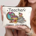 Dettaglio della borsa da toilette in tela bianca con stampa a tema insegnante - Tema L'Insegnante Ispira il Mondo (THZB14-27)