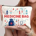 Dettaglio della borsa medica bianca con scritte rosse e illustrazioni di strumenti medici - Tema Conservazione Medicine (THZB14-1)