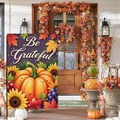 Dettaglio bandiera da giardino con testo 'Be Grateful', zucche e foglie autunnali - Raccolto Zucca Girasole (HYQ92-3)