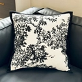 Detail eines Chenille-Kissenbezugs mit schwarzem Baummuster auf einem Ledersofa - Nur Kissenbezug / Schwarzer Baum
