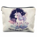 Trousse en toile avec licorne violette et l'inscription Unicorn Magic Never Fades - Style La Magie de Licorne ne se Fane Jamais(THZB17-15) / 21.5x15cm / Blanc Cassé
