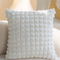 Weißer quadratischer Kissenbezug mit 3D-Bubblestruktur aus weichem Chenille-Plüsch - Nur Kissenbezug / Waffle White