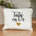 Detail of white canvas pouch with Tata en Or text and golden heart on wooden table - Golden Aunt Print (TSND28-4) / 21.5*15cm