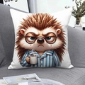 Kussensloop met cartoon egel in blauwe pyjama die koffie vasthoudt op grijze bank - Egel (CDR366-2) / Vierkant