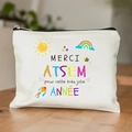 Détail de la trousse en lin avec motifs colorés et texte de remerciement pour l'ATSEM - 21.5*15cm Lin Haute Densité / Motif Soleil Arc-en-ciel (TSND29-1)