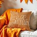 Detail van hello AUTUMN tekst en esdoornblad op karamelkleurige linnen kussenhoes - 45*45cm Linnen Enkelzijdig Geen Vulling / Hello Autumn Script (DYM383-2)