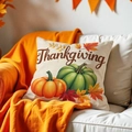Detail van Thanksgiving kussensloop met pompoen en esdoornblad patronen op de bank - 45*45cm Linnen Enkelzijdig Geen Vulling / Happy Thanksgiving Ontwerp (DYM383-4)