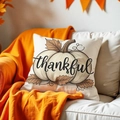 Detail van Thanksgiving kussensloop met witte pompoen en thankful tekst op bank - 45*45cm Linnen Enkelzijdig Geen Vulling / Witte Pompoen Stijl (DYM380-1)