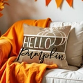 Detail van herfst kussensloop met pompoenprint en tekst op een comfortabele bank - 45*45cm Linnen Enkelzijdig Geen Vulling / Beige HELLO Pumpkin Stijl (DYM380-3)