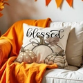 Detail van een Blessed-pompoenkussensloop op de bank met gezellige herfstdecor - 45*45cm Linnen Enkelzijdig Geen Vulling / Off-White blessed Stijl (DYM380-4)