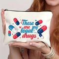 Pochette trucchi in tela crema con scritta 'Legal Drugs' e grafiche di capsule - Tema Medicine Divertenti (THZB14-5)