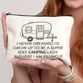 Pochette per trucchi bianca in tela con stampa camping tenuta da una modella - Tema Camper da Campeggio (THZB14-6)