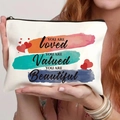 Borsa da trucco in tela bianca con motivi a cuore colorati e citazioni ispiratrici - Tema Affermazioni Tricolore (THZB14-8)