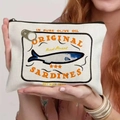 Detalle del estuche de lona estilo sardinas vintage con cremallera y estampado retro - 21.5*15cm / Blanco Roto (Estampado Naranja Azul)