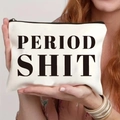 Borsa cosmetica in tela crema con scritta 'PERIOD SHIT' nera e chiusura a cerniera - Tema Divertente Cose del Ciclo (THZB14-15)