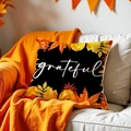Funda de cojín otoñal sobre sofá blanco con decoración festiva de Acción de Gracias - Hojas de Otoño Fondo Negro Grateful (DYM381-2) / 45x45cm Una cara sin relleno
