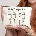 Astuccio per cavi in tela con scritta All My Charging Shit tenuto da una persona - Slogan Umoristico Interfaccia Dati (THZB14-24)