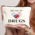Borsa cosmetica in tela crema con grafica a pillola e testo nero in stile moderno - Design Bag Full of Drugs (THZB14-35)