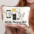 Astuccio in tela bianca con illustrazione divertente e testo all my charging shit - Illustrazione Umoristica Ricarica Digitale (THZB14-41)