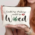 Borsa da trucco in tela bianca con stampa artistica tenuta in mano da una modella - Tema Makeup and Weed (THZB14-42)