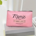 Détail de la trousse de maquillage rose en toile avec texte français et fermeture éclair - Mamie Gâteaux (TSND40-1)