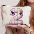 Detailaufnahme der Segeltuchtasche mit buntem Plaid-Cartoon-Nummer-2-Motiv in den Händen - 21.5x15cm / Rosa Lila Nummer 2 (TSND48-2)