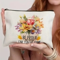 Detailoverzicht van canvas make-up tasje met bloemenprint en inspirerende tekst - Be Proud Of How Far You Have Come Bloemen Stijl (TSND57-4)