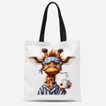 Sac fourre-tout en toile blanche avec une girafe fatiguée en pyjama tenant un café - Motif Girafe Somnolente (FBDT31-18)