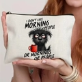 Dettaglio della borsa in tela con cane che beve caffè e divertente citazione in inglese - Illustrazione Cane che Beve Caffè (TSND60-4)