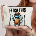 Borsa cosmetica in tela con grafica cane cool e scritta FETCH THIS tenuta da una modella - Stile Cane Blu Gesto (TSND60-1)