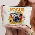 Witte bloemen canvas etui met vintage camera-ontwerp en 'FOCUS on the good' opdruk - Focus On The Good Vintage Camera Stijl (TSND57-1)