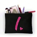 Schwarze Kosmetiktasche aus Segeltuch mit rosa Glitzerbuchstabe L und Herzsymbol - Rosa Glitzer Buchstabe I (TSND51-I)