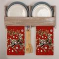 Detalle de toallas de Navidad rojas con renos y joyas colgadas en un entorno de cocina - Estilo Reno (MJBT371-1) / Grande (Paquete Doble)
