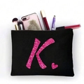 Schwarze Canvas Kosmetiktasche mit pinkem Glitzerbuchstaben K und Herz-Aufdruck - Pink Glitter Letter K (TSND51-K)