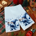Blauwe kersttheedoek met kabouterillustratie op een rustieke houten tafel - Muzieknoot Kabouter Stijl (MJBT89-3)