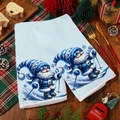 Blauwe kerstkeukendoek van microvezel met een ontwerp van een skiënde Kerstman-cartoon - Skiënde Kerstman Stijl (MJBT89-4)