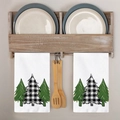 Dettaglio di due strofinacci bianchi con abeti verdi e motivo scozzese bianco e nero - Albero di Natale Plaid (MJBT96-2)